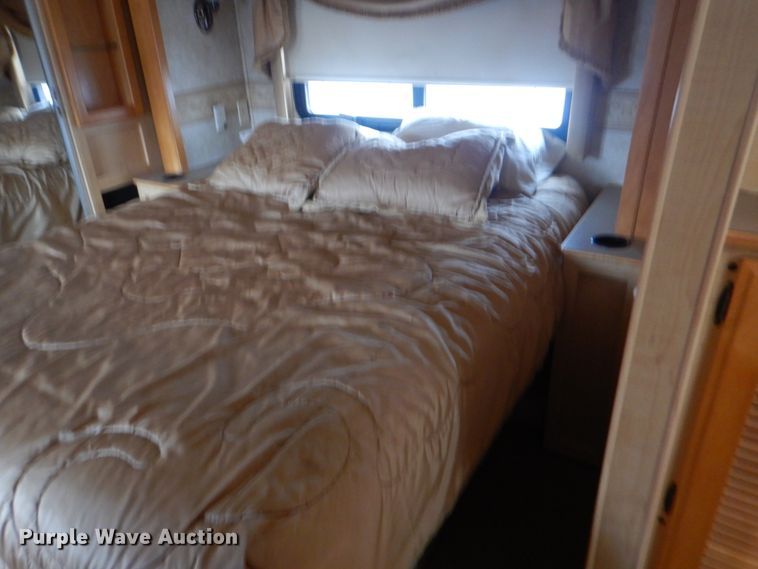 image for item GF9161 2005 Fleetwood Discovery  RV