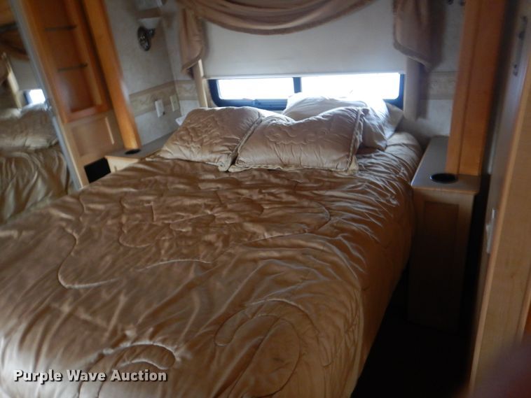 image for item GF9161 2005 Fleetwood Discovery  RV