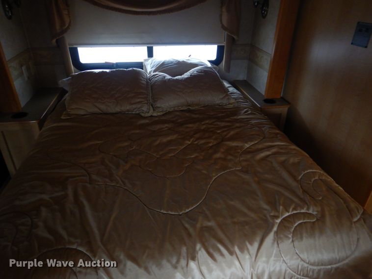 image for item GF9161 2005 Fleetwood Discovery  RV