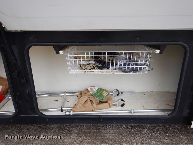 image for item GF9161 2005 Fleetwood Discovery  RV