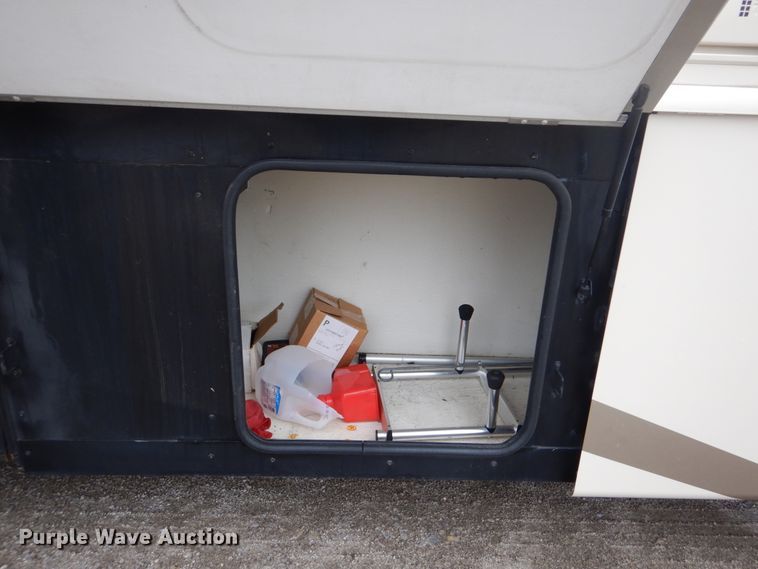 image for item GF9161 2005 Fleetwood Discovery  RV