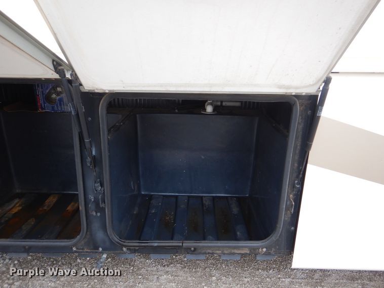 image for item GF9161 2005 Fleetwood Discovery  RV