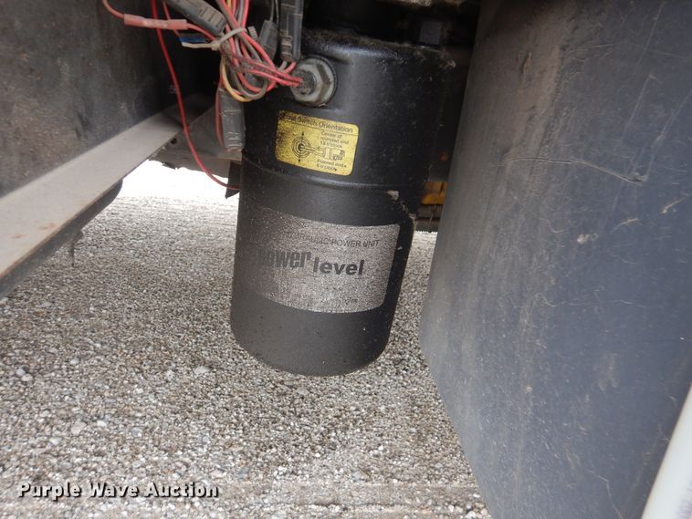 image for item GF9161 2005 Fleetwood Discovery  RV