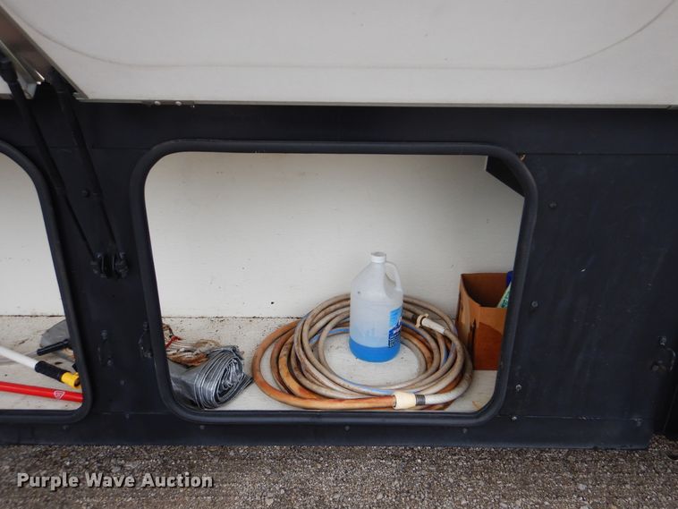 image for item GF9161 2005 Fleetwood Discovery  RV