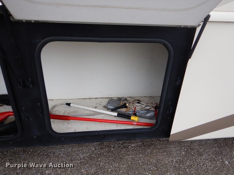 image for item GF9161 2005 Fleetwood Discovery  RV