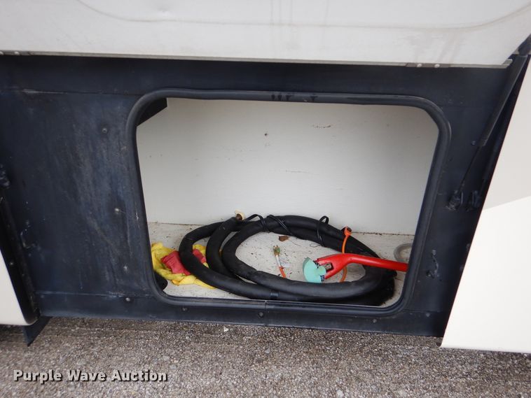 image for item GF9161 2005 Fleetwood Discovery  RV