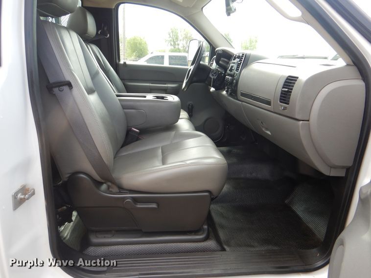 image for item GF9177 2009 Chevrolet Silverado 3500  flatbed pickup truck