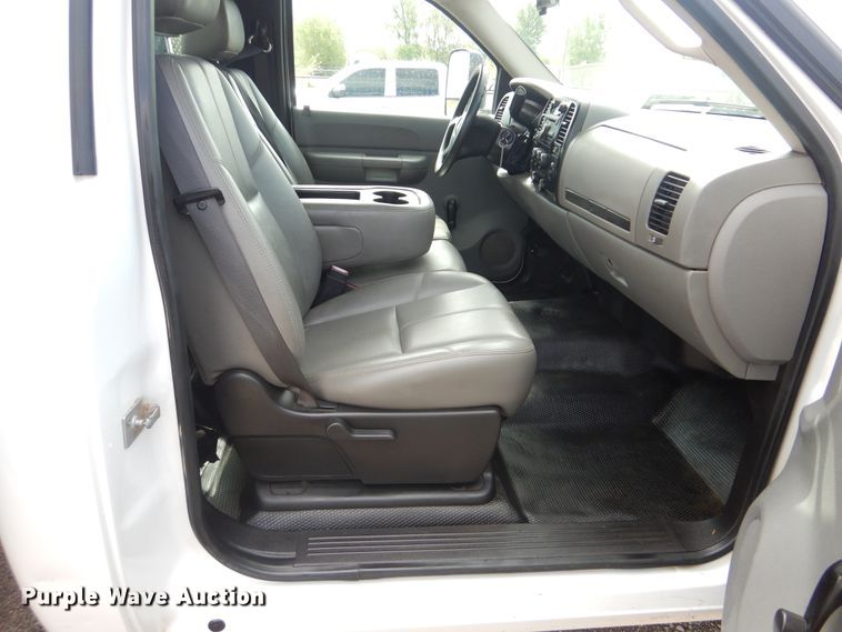 image for item GF9177 2009 Chevrolet Silverado 3500  flatbed pickup truck