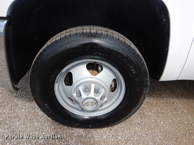 image for item GF9177 2009 Chevrolet Silverado 3500  flatbed pickup truck