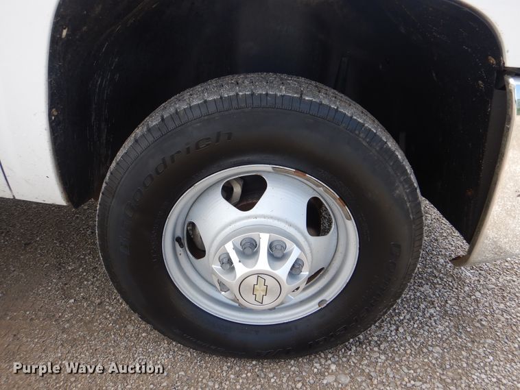 image for item GF9177 2009 Chevrolet Silverado 3500  flatbed pickup truck