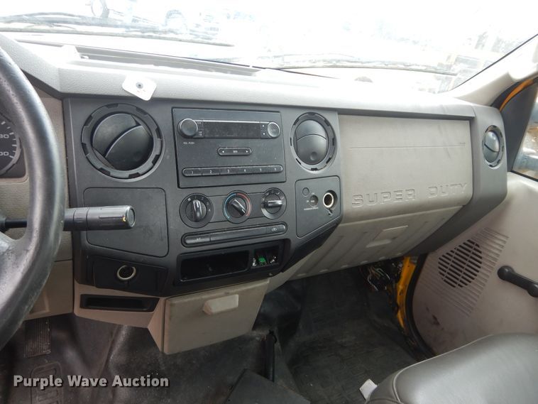 image for item GK9197 2009 Ford F250 Super Duty  utility bed pickup truck