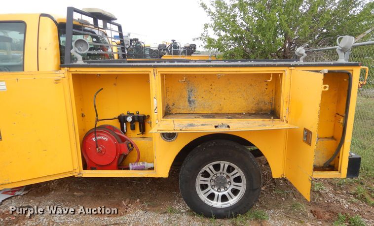 image for item GK9197 2009 Ford F250 Super Duty  utility bed pickup truck