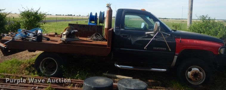 image for item GN9254 1999 Dodge Ram 3500 Laramie  flatbed pickup truck