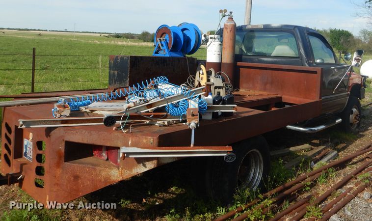 image for item GN9254 1999 Dodge Ram 3500 Laramie  flatbed pickup truck