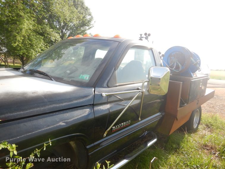 image for item GN9254 1999 Dodge Ram 3500 Laramie  flatbed pickup truck