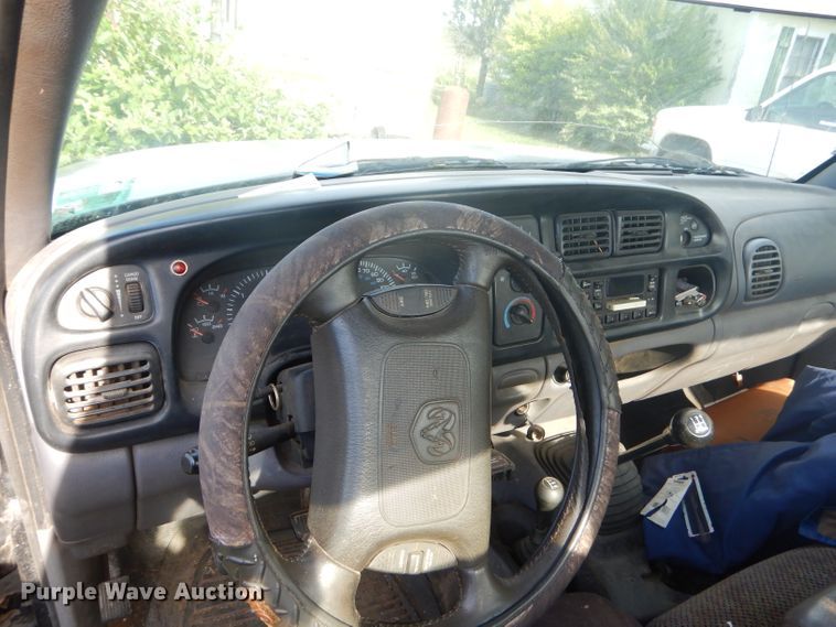 image for item GN9254 1999 Dodge Ram 3500 Laramie  flatbed pickup truck