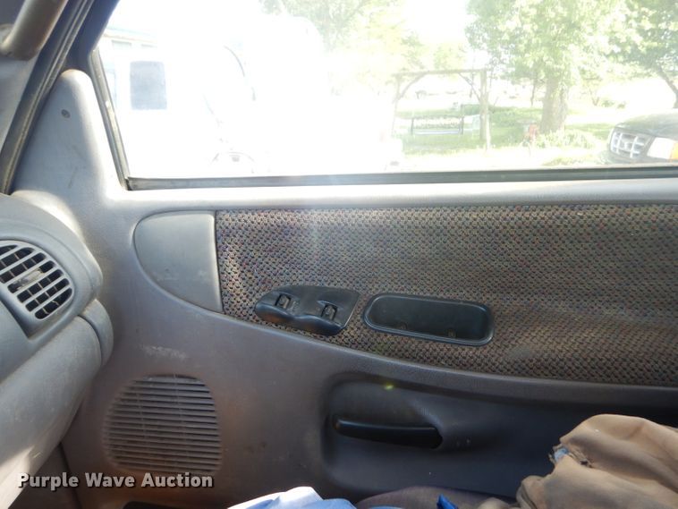 image for item GN9254 1999 Dodge Ram 3500 Laramie  flatbed pickup truck