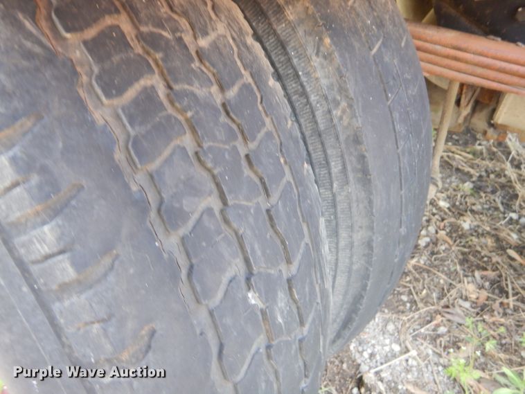 image for item GN9254 1999 Dodge Ram 3500 Laramie  flatbed pickup truck