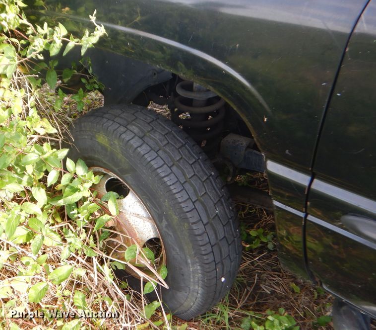 image for item GN9254 1999 Dodge Ram 3500 Laramie  flatbed pickup truck