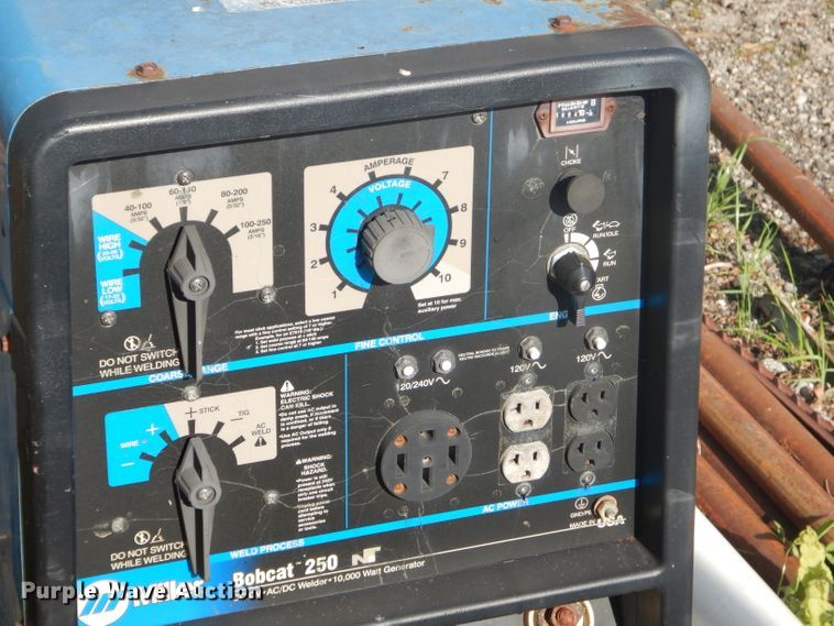 image for item GN9254 1999 Dodge Ram 3500 Laramie  flatbed pickup truck