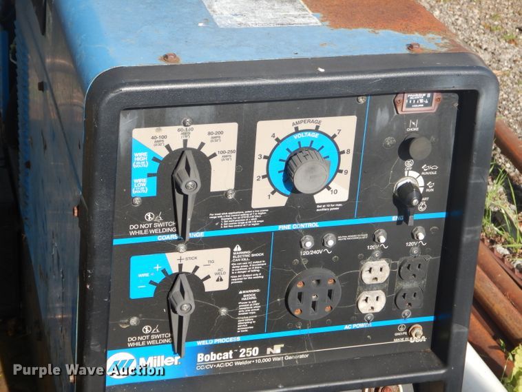 image for item GN9254 1999 Dodge Ram 3500 Laramie  flatbed pickup truck