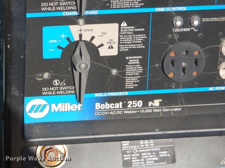 image for item GN9254 1999 Dodge Ram 3500 Laramie  flatbed pickup truck