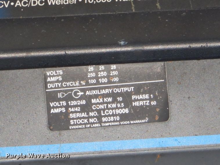 image for item GN9254 1999 Dodge Ram 3500 Laramie  flatbed pickup truck