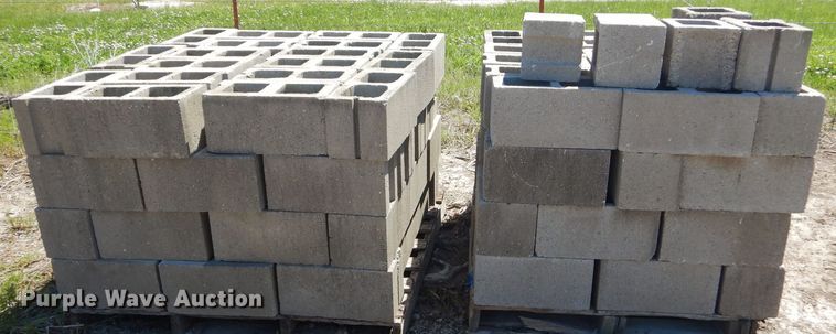 image for item GN9276 Approximately 100 concrete blocks