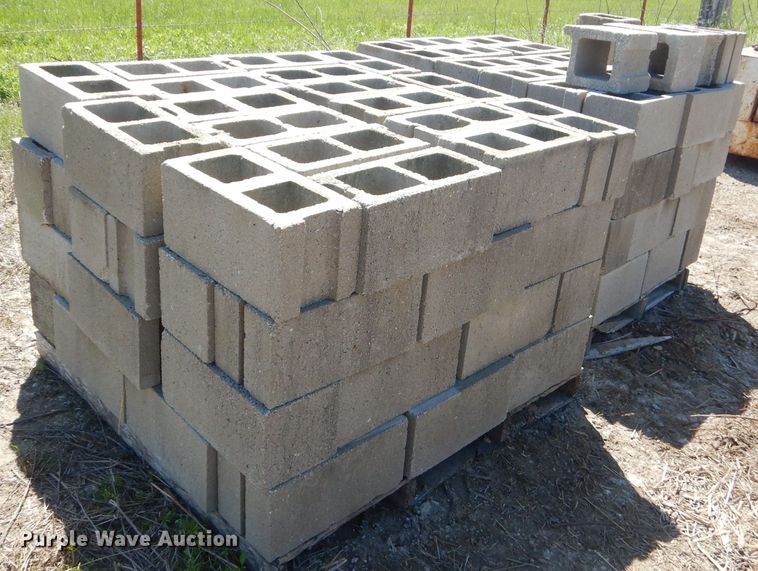 image for item GN9276 Approximately 100 concrete blocks