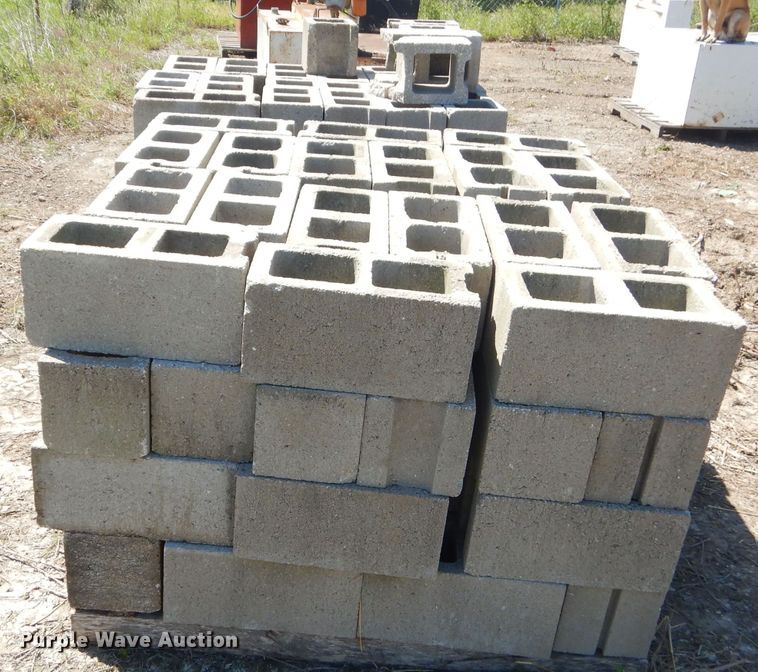 image for item GN9276 Approximately 100 concrete blocks