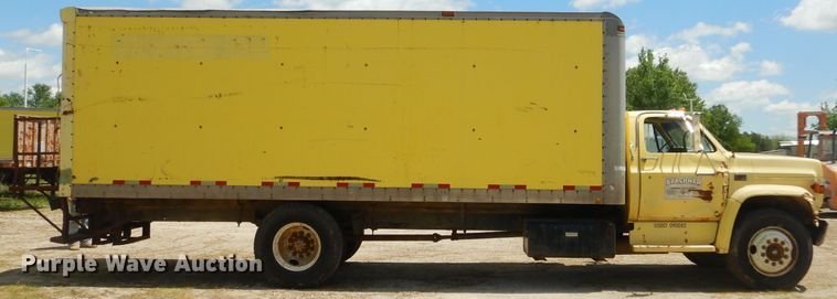 image for item GN9304 1986 GMC 7000 box truck