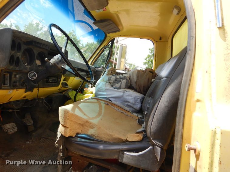 image for item GN9304 1986 GMC 7000 box truck