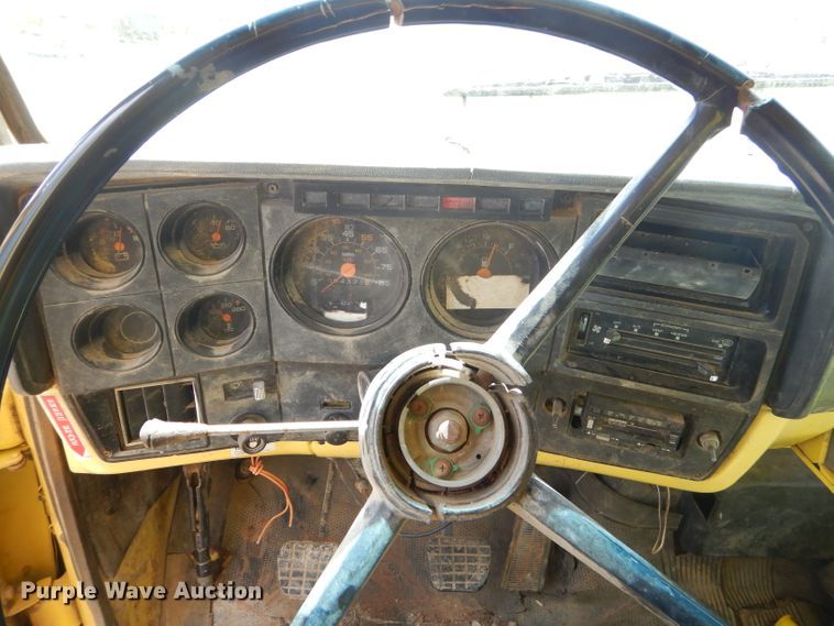 image for item GN9304 1986 GMC 7000 box truck