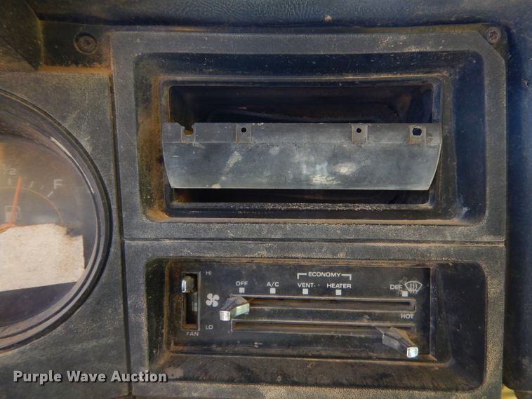 image for item GN9304 1986 GMC 7000 box truck