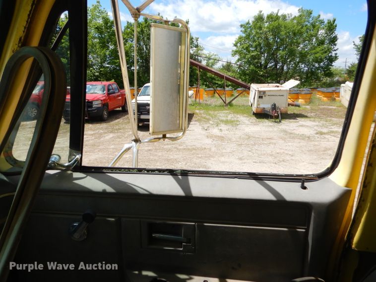 image for item GN9304 1986 GMC 7000 box truck