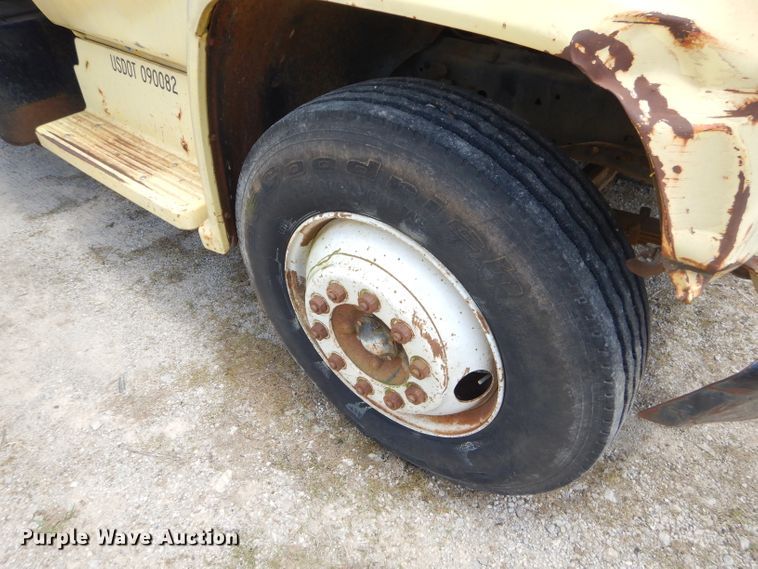 image for item GN9304 1986 GMC 7000 box truck