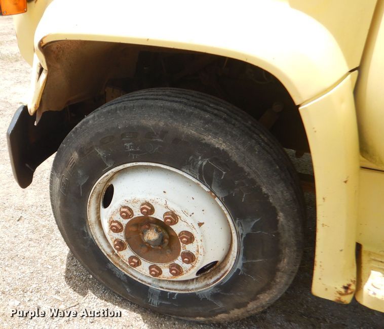 image for item GN9304 1986 GMC 7000 box truck