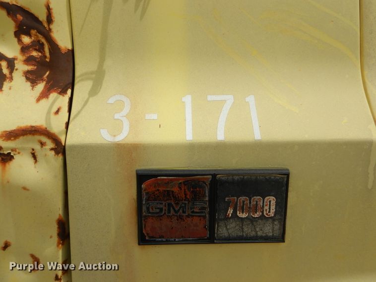 image for item GN9304 1986 GMC 7000 box truck