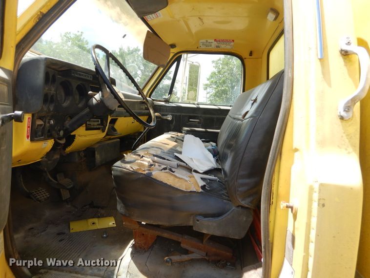 image for item GN9305 1986 GMC 7000 box truck