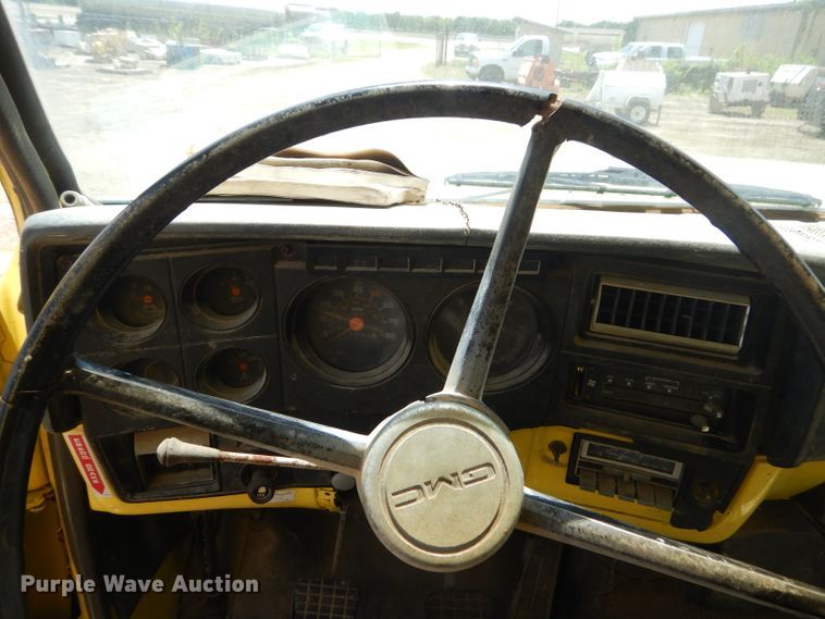 image for item GN9305 1986 GMC 7000 box truck