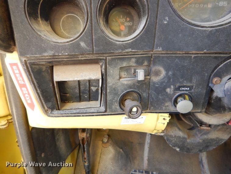 image for item GN9305 1986 GMC 7000 box truck