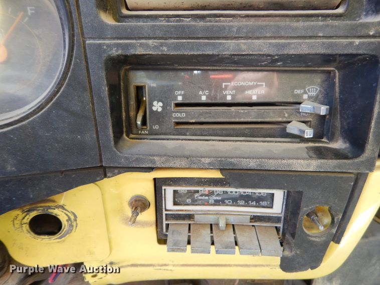 image for item GN9305 1986 GMC 7000 box truck