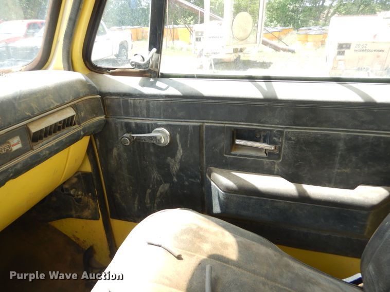 image for item GN9305 1986 GMC 7000 box truck