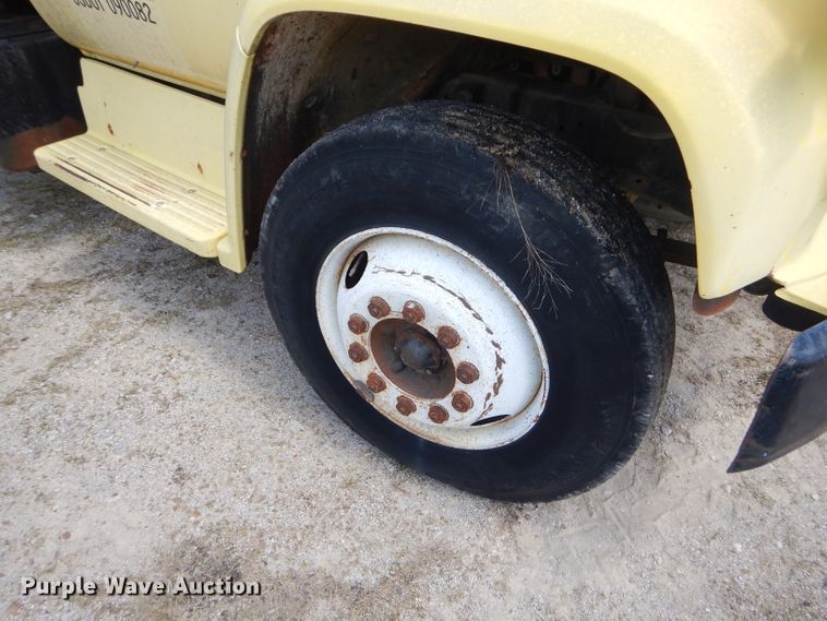 image for item GN9305 1986 GMC 7000 box truck