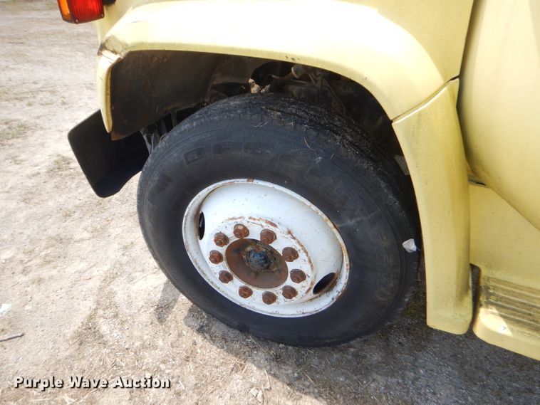 image for item GN9305 1986 GMC 7000 box truck