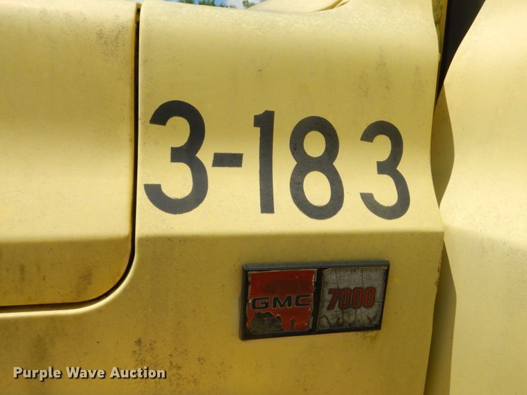 image for item GN9305 1986 GMC 7000 box truck