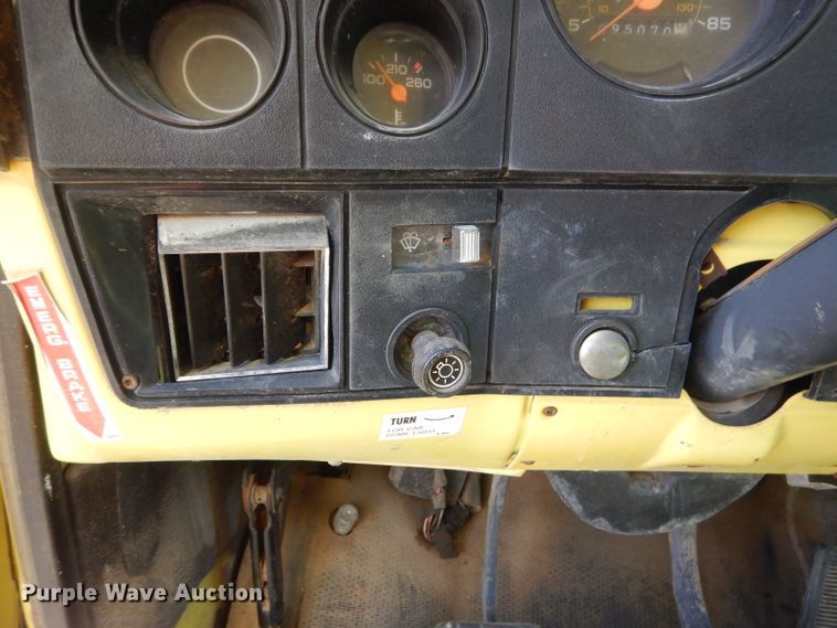 image for item GN9306 1988 GMC 7000 box truck