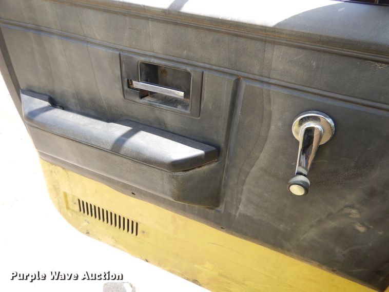 image for item GN9306 1988 GMC 7000 box truck