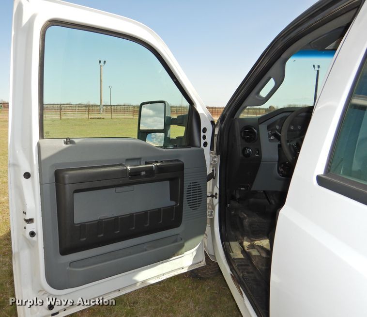 image for item GN9820 2015 Ford F350 Super Duty  Crew Cab pickup truck