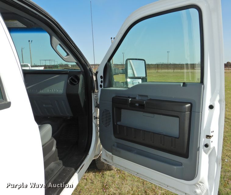 image for item GN9820 2015 Ford F350 Super Duty  Crew Cab pickup truck